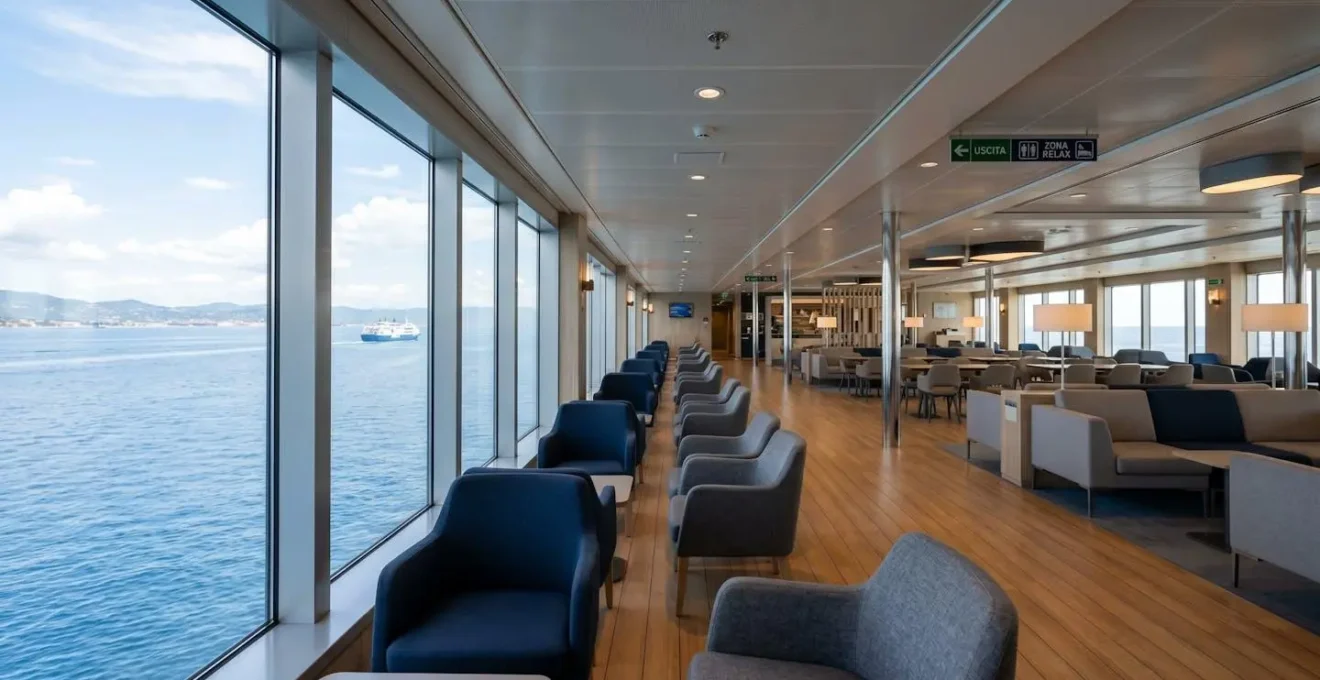 Moderne Lounge-Innenraum einer Fähre mit bequemen Sitzplätzen, grossen Fenstern mit Meerblick, helles zeitgenössisches Design, reichlich Tageslicht, keine Personen im Vordergrund